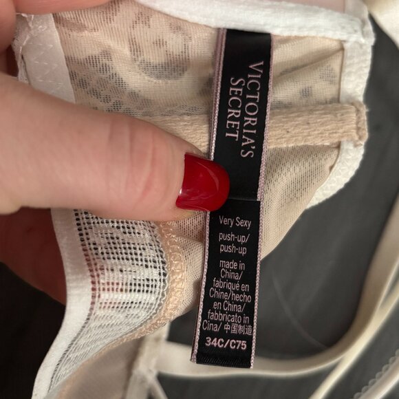 Romantic Victoria's Secret Cream and White Lace Push-Up Bra with Underwire - Picture 10 of 11